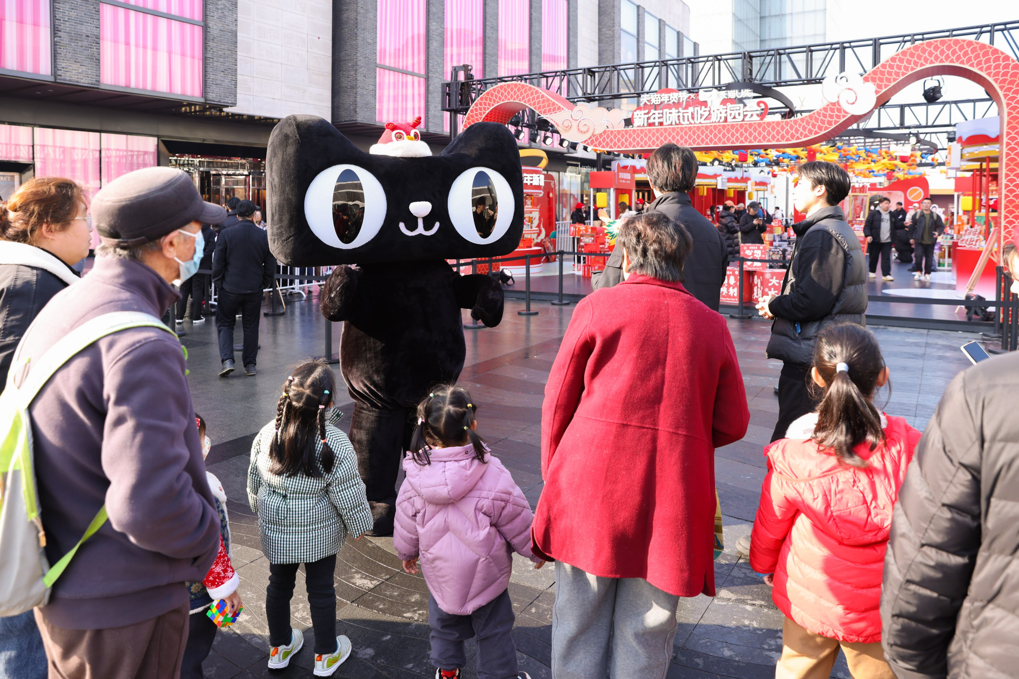 kaiyun体育全站天猫年货节发布2024新年味趋势95后主导年夜饭餐桌淘宝下单年货用户95后占比超一半(图1)