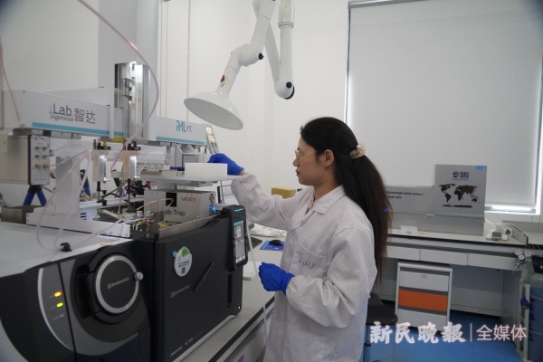 世界海洋日丨探秘高校创新实验室：海洋入kaiyun体育网页版侵物种竟影响餐桌地球净土也积聚新污染物(图3)