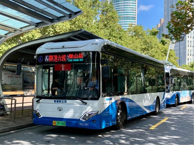 kaiyun体育网页版【2元的快乐】往返浦东浦西串起上海市区著名景点！上海这条“90后”隧道公交线您乘坐过吗？(图1)