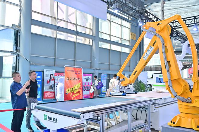 成都家具展上的产业“风向标”：头部企业当引擎全产业链加速(图1)