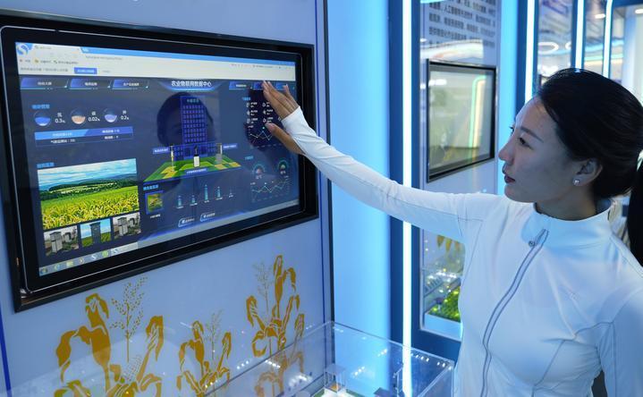 新时代中国调研行之看区域·中部篇｜融媒一线：看如此“接地开云体育气”的科幻“农”景(图2)