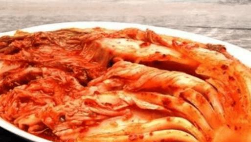 作为日常招待客人的佳肴辣白菜普普通通却成为餐桌上的亮点(图4)