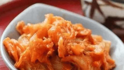作为日常招待客人的佳肴辣白菜普普通通却成为餐桌上的亮点(图3)