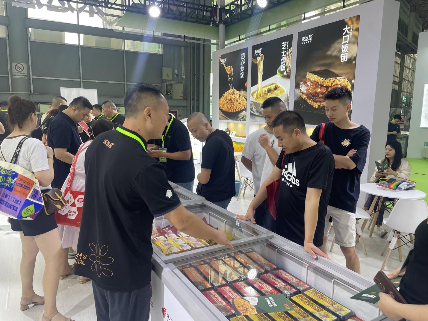 米达屋参加海名·2024成都餐博会确立速冻炒饭行业领导者地位(图6)