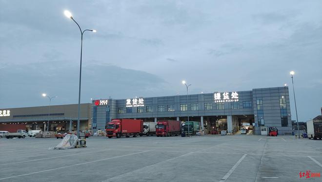 温哥华→成都！珍宝蟹22小时洲际穿越端上成都人餐桌｜开箱了大飞机(图1)