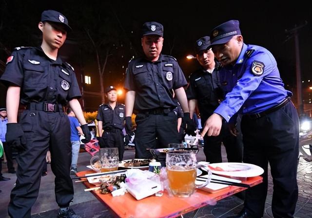 kaiyun体育全站城管执法收走店家餐桌顾客拎起酒瓶砸向城管顾客：我同意了吗(图7)
