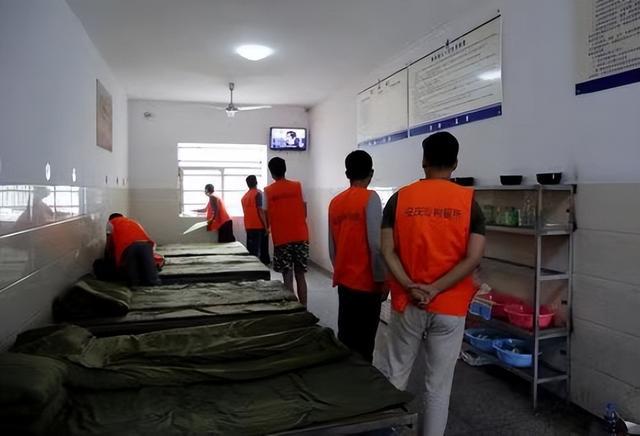 kaiyun体育全站城管执法收走店家餐桌顾客拎起酒瓶砸向城管顾客：我同意了吗(图4)