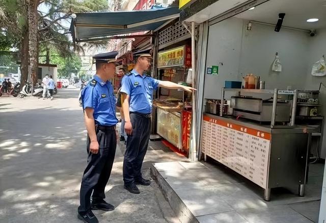 kaiyun体育全站城管执法收走店家餐桌顾客拎起酒瓶砸向城管顾客：我同意了吗(图2)