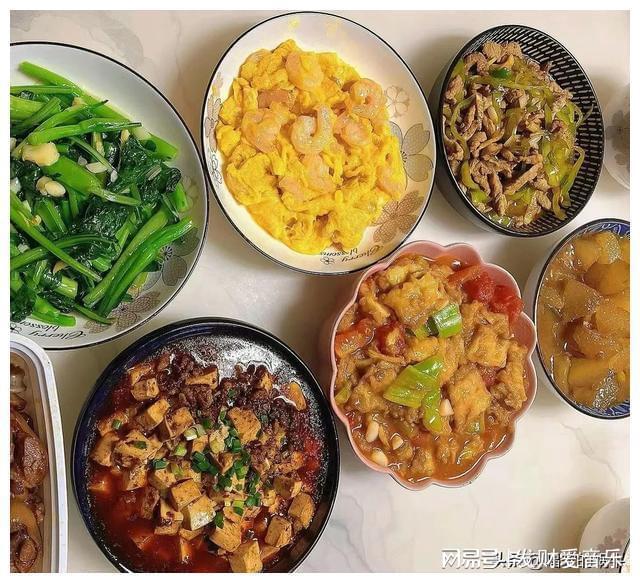 我觉得68岁的公公很聪明他从不跟我们在一个饭桌上吃饭(图2)