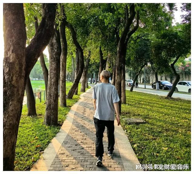 我觉得68岁的公公很聪明他从不跟我们在一个饭桌上吃饭(图3)