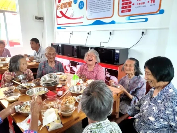 科技暖胃更暖心：万得厨数智化服务让老年助餐迈入AI+时代引言：科技驱动下的银发餐桌革新(图2)