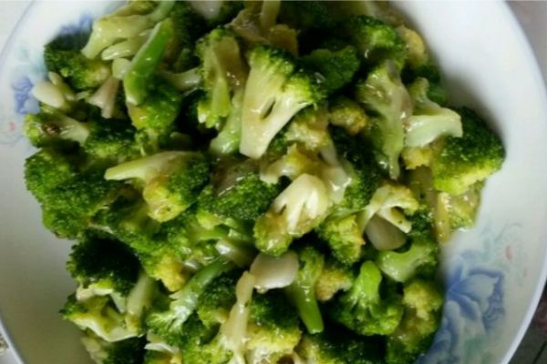 一道简单的清炒西兰花往往能成为kaiyun体育网页版餐桌上的一道亮丽风景(图2)