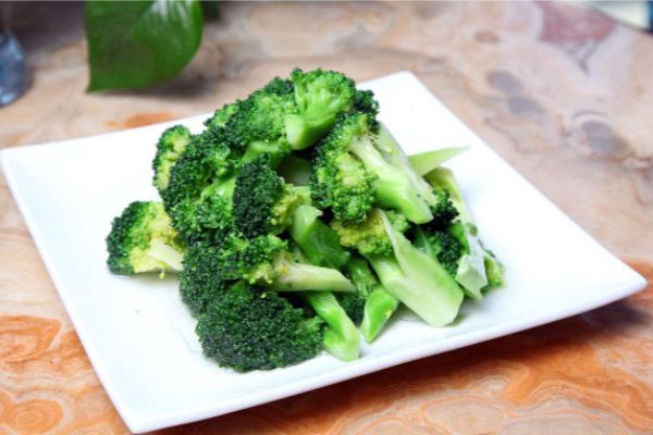 一道简单的清炒西兰花往往能成为kaiyun体育网页版餐桌上的一道亮丽风景(图1)