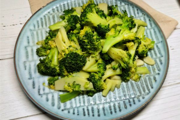 一道简单的清炒西兰花往往能成为kaiyun体育网页版餐桌上的一道亮丽风景(图4)