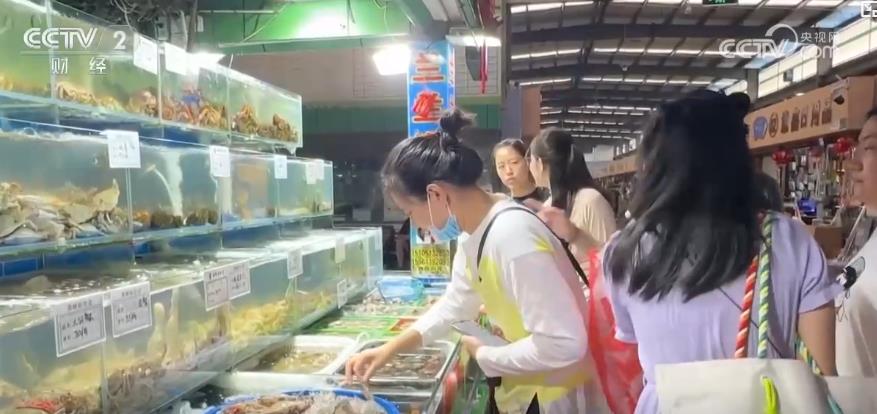 虾蟹肥美“游”上市民餐桌海鲜市场购销两旺(图1)