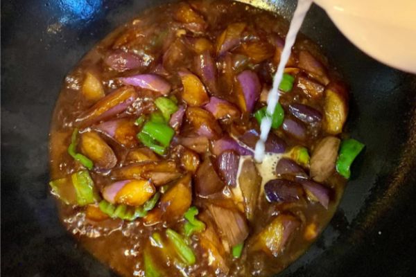 酱香茄子作为餐桌上的常客以其独特的酱香浓郁而深受喜爱(图2)