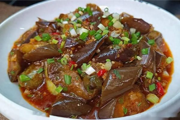 酱香茄子作为餐桌上的常客以其独特的酱香浓郁而深受喜爱(图1)