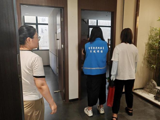 济宁任城区古槐街道关帝庙社区开展小餐桌消防安全检查志愿服务活动(图1)