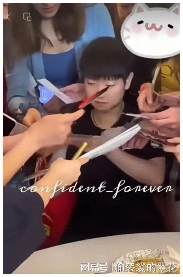 太聪明了！王曼昱连夜改名陈梦签完600个拍孙颖莎饭桌怼脸签(图1)