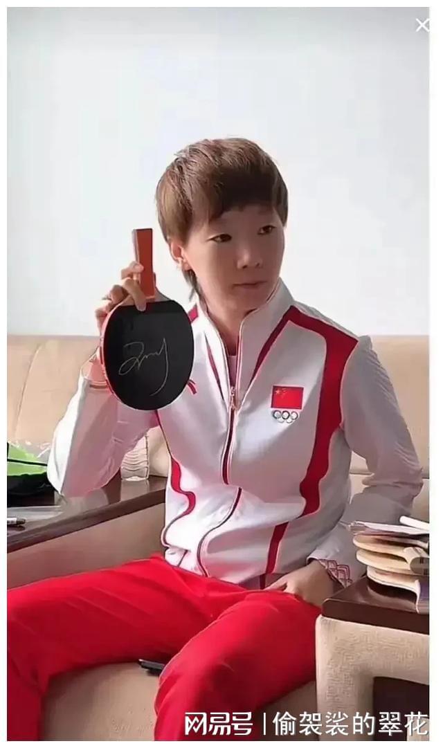 太聪明了！王曼昱连夜改名陈梦签完600个拍孙颖莎饭桌怼脸签(图4)