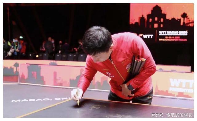 太聪明了！王曼昱连夜改名陈梦签完600个拍孙颖莎饭桌怼脸签(图5)