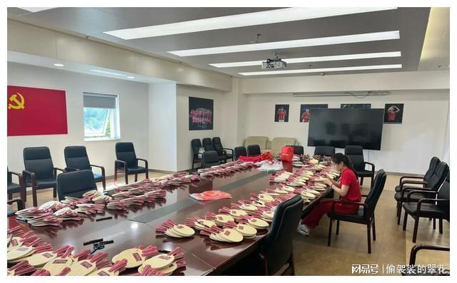 太聪明了！王曼昱连夜改名陈梦签完600个拍孙颖莎饭桌怼脸签(图7)