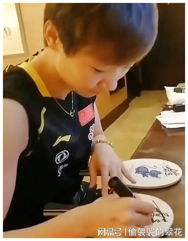 太聪明了！王曼昱连夜改名陈梦签完600个拍孙颖莎饭桌怼脸签(图6)