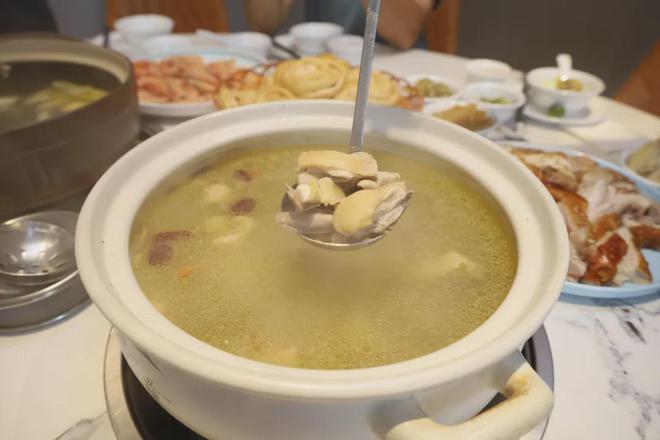 廉江首家湛江鸡煲店揭牌产业链条延至餐桌上(图1)