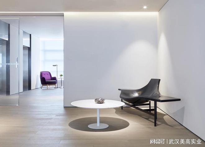 论办公家具如何支持多样化的办公场所？(图1)