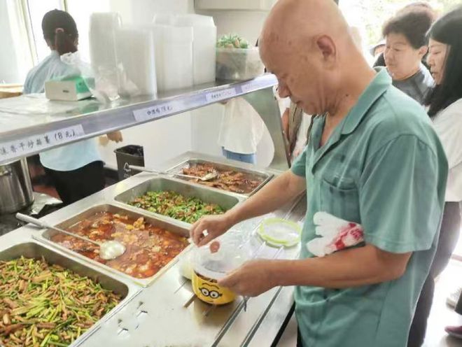 丰台这社区嵌入式助老餐桌托起老年人美好“食”光！(图5)