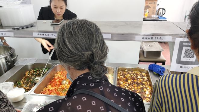 丰台这社区嵌入式助老餐桌托起老年人美好“食”光！(图6)