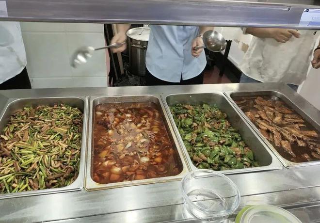 丰台这社区嵌入式助老餐桌托起老年人美好“食”光！(图4)