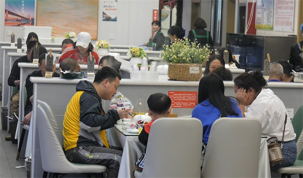 开云体育文明餐桌“不放假”守护“舌尖上的文明”(图2)