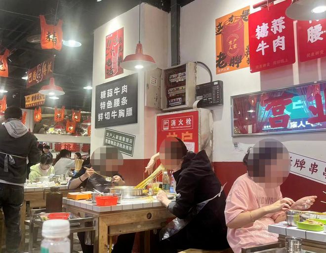 kaiyun体育网页版网红串串店消防栓被餐桌遮挡店家：已收到整改通知书(图2)