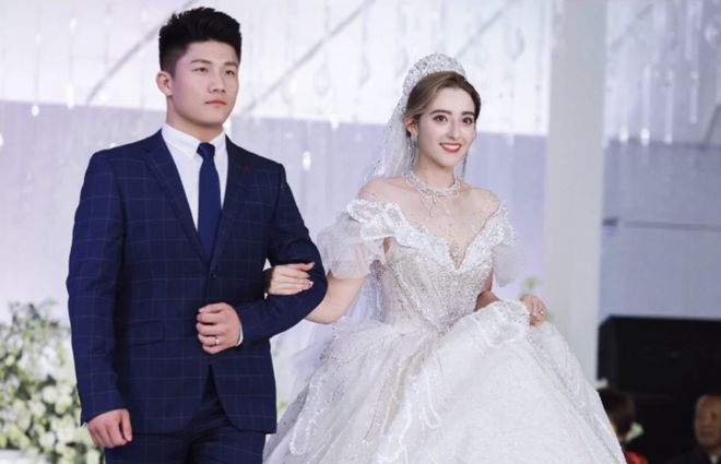 山东小伙娶美国女孩媳妇儿颜值逆天似明星婚后定居德州修飞机(图1)