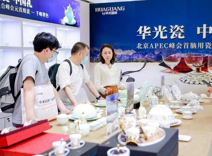 kaiyun体育网页版精致餐具营造生活美学上海尚品家居展礼赞餐厨艺术之美(图1)