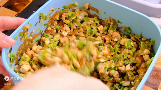 母女二人午餐立冬治愈餐桌日常白菜豆腐水饺醋溜白菜(图2)