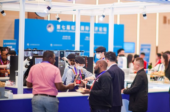 开云体育2024进博观察：拿着翻译器谈生意展销两旺(图1)