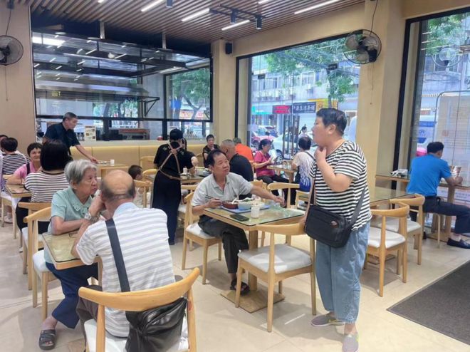 “小餐桌”托起“大民生”！白沙街道“社区饭堂暨爱心餐桌”项kaiyun体育全站目实现服务全覆盖(图2)