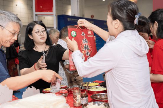 市场受众广边家干煸辣肉丝成广大美食爱好者的餐桌美味(图3)