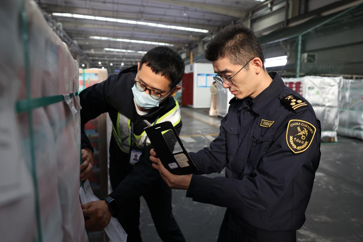 kaiyun体育全站开辟绿色通道提供高效服务！成都迎来2024产季单批最大货量智利进口车厘子(图2)