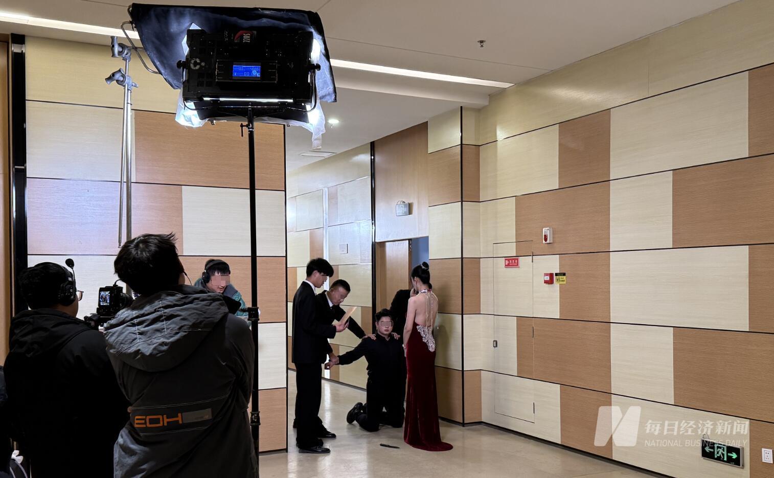 每天上百部同时拍摄！郑州成短剧产业中心业内人士：“创富神话”不再内在逻辑更类似电商(图1)