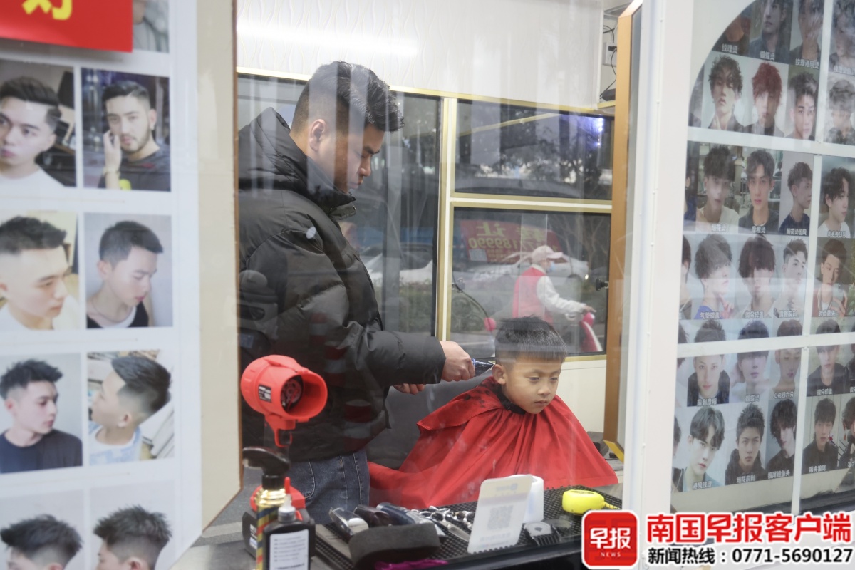 你在车上理过发吗？来南宁这条夜市街试试(图3)