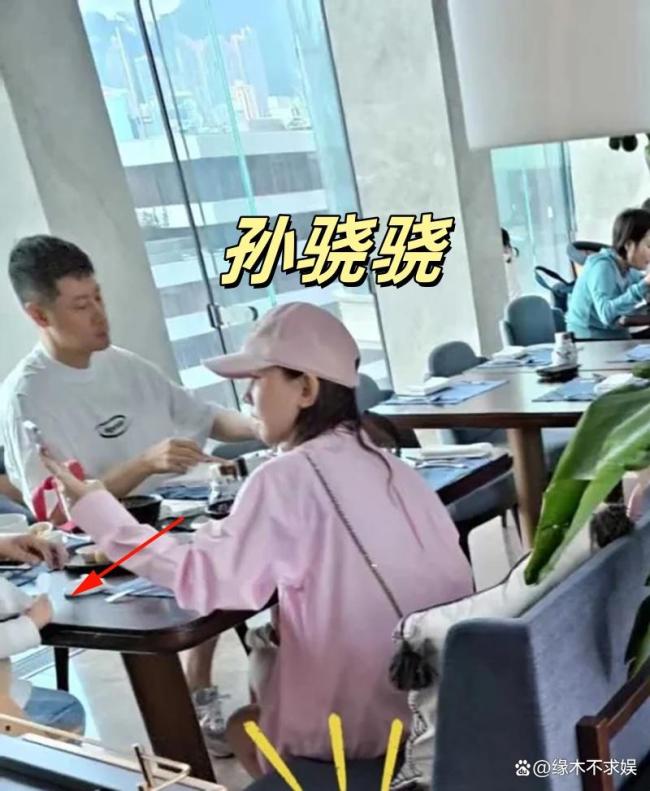 网友偶遇任重孙骁骁带孩子吃早餐幸福家庭温馨画面曝光(图3)