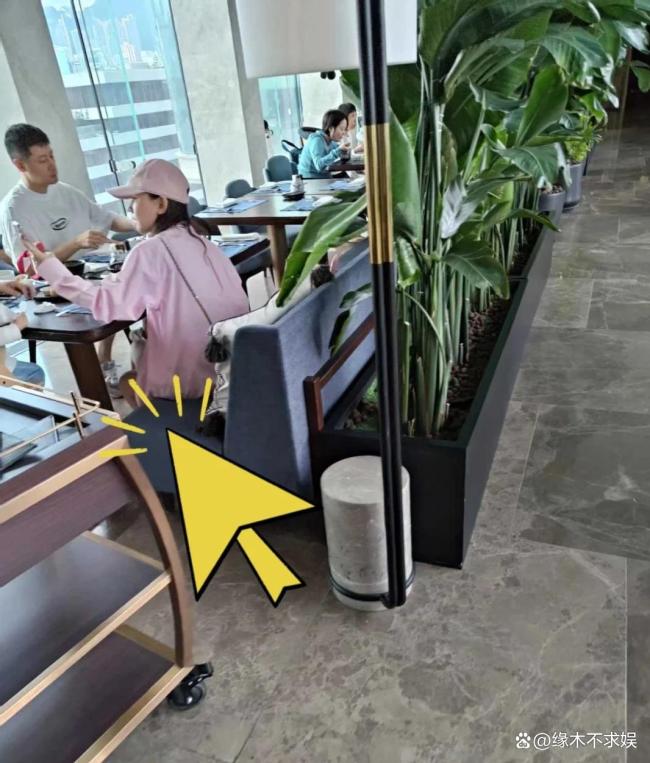 网友偶遇任重孙骁骁带孩子吃早餐幸福家庭温馨画面曝光(图2)