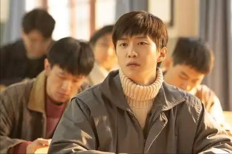 kaiyun体育网页版首播收视破3！央视年代大剧连看6集观众大赞：选角太惊艳了(图3)