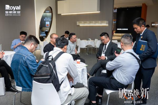 破茧焕新｜皇朝家居携新亮相第53届名家具展(图2)