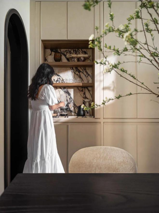 开云体育香港建筑学夫妻的130m²新居4口之家自然与艺术共生(图11)