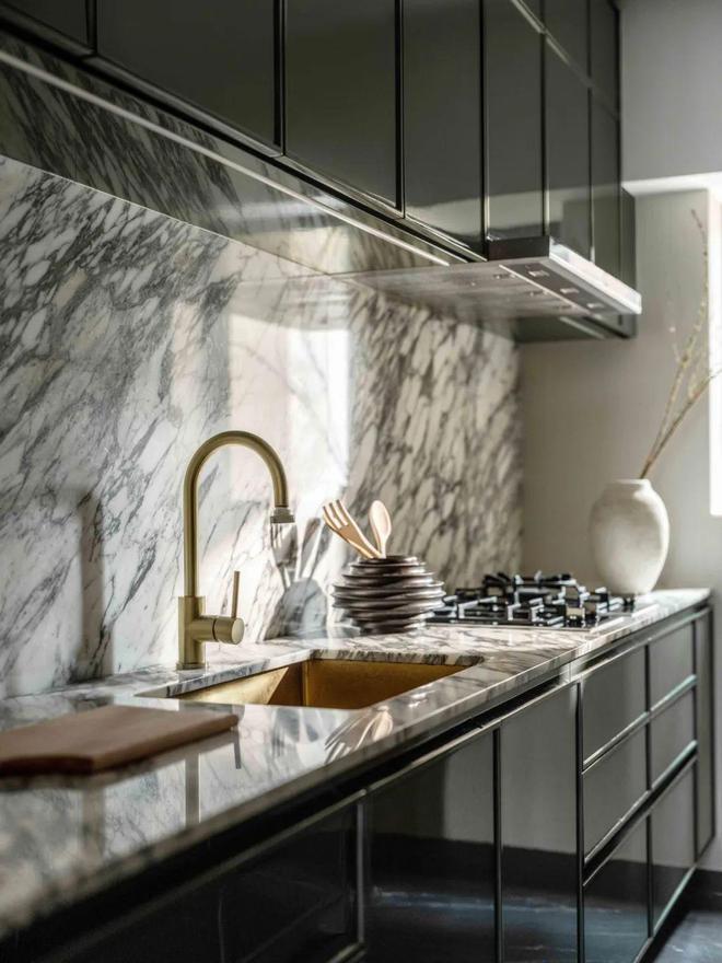 开云体育香港建筑学夫妻的130m²新居4口之家自然与艺术共生(图12)