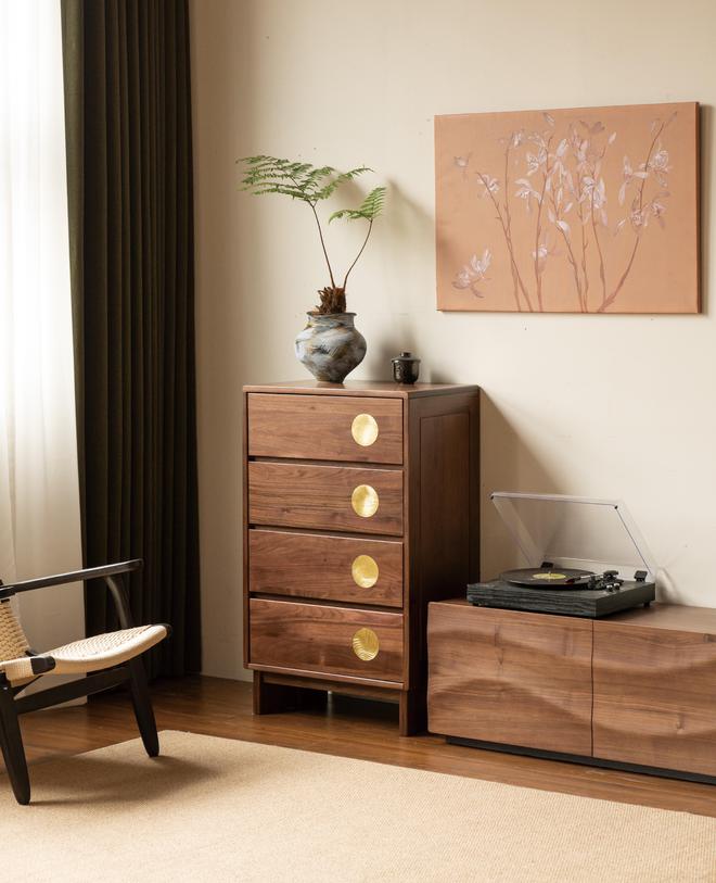 源氏木语联合京东携手非遗大师杨锐推出鎏金錾刻斗柜以非遗技艺演绎自然韵律(图2)